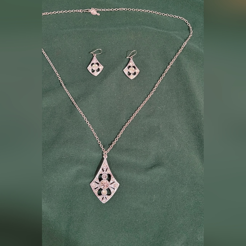 Sarah Coventry vintage necklace and earing set.